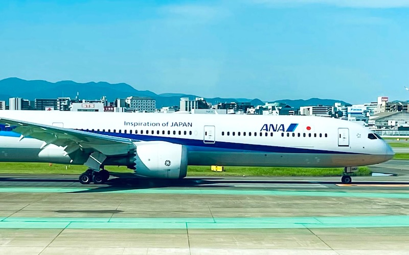 福岡空港を離陸するANAボーイング787型機