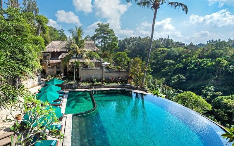 バリ島ウブドの渓谷を望むピタマハ リゾートのインフィニティプール