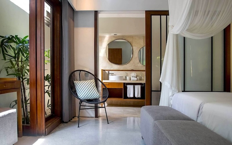 スミニャックに佇むザ・アマラの洗練された客室とバスルーム