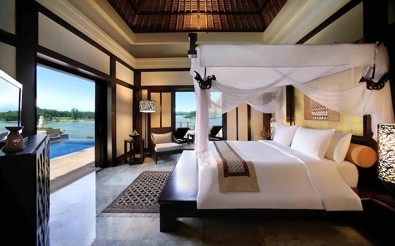 1ベッドルーム・プールヴィラ｜天蓋付きキングベッドと海を臨むインテリア