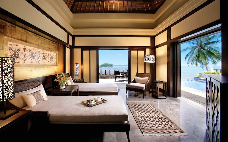 1ベッドルーム・プールヴィラ｜ツインベッドとテラス越しに広がるオーシャンビュー