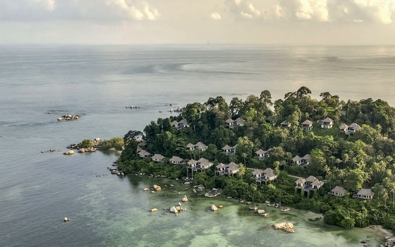 バンヤンツリー・ビンタン｜海に囲まれた岬に点在するプール付きヴィラ群（空撮）