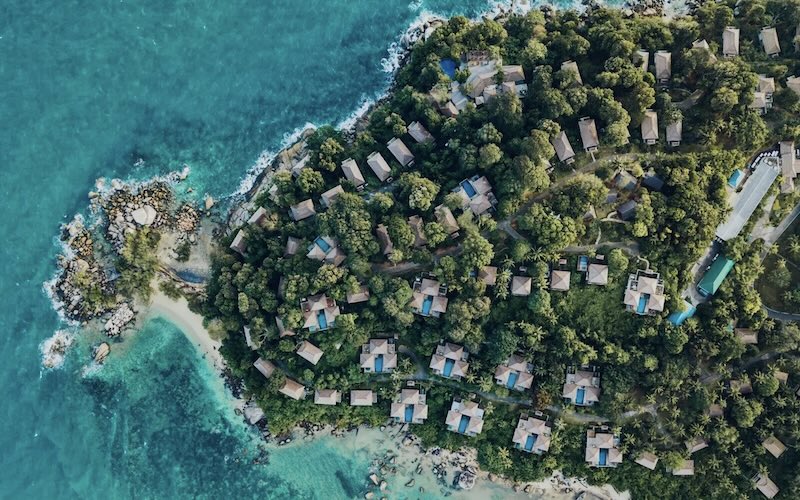 バンヤンツリー・ビンタン｜海に囲まれた岬に点在するプール付きヴィラ群（空撮）