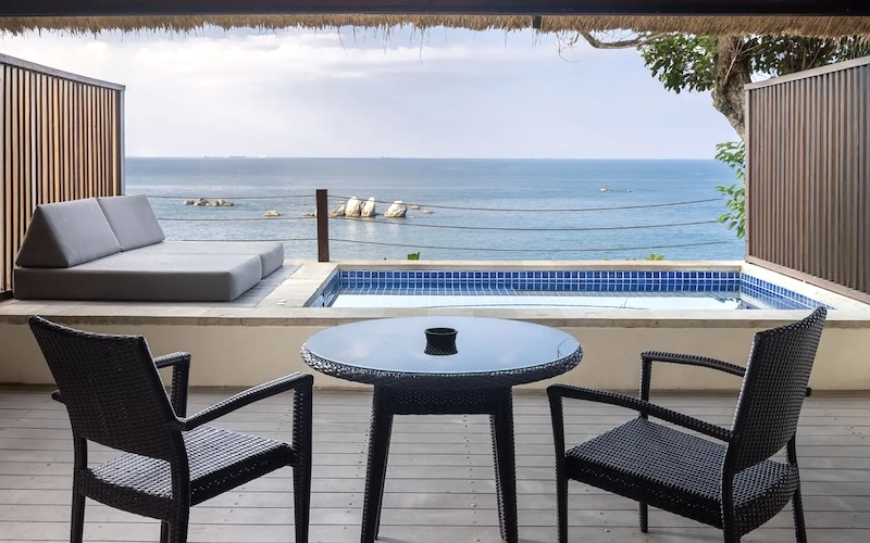 レインフォレスト・オーシャンフロントヴィラ｜プライベートプール付きテラスから望む南シナ海