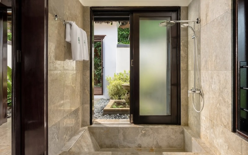レインフォレスト・シービュー ヴィラ｜屋外ガーデンに続く開放的なバスルーム
