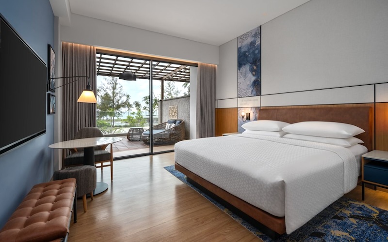 フォーポイント・ビンタンのカバナプール キングベッド