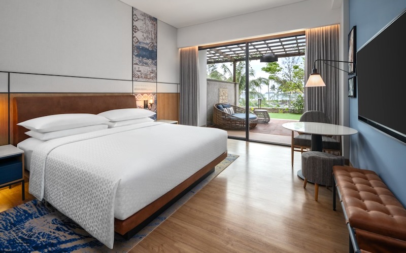 フォーポイント・ビンタンのカバナプール キングベッド