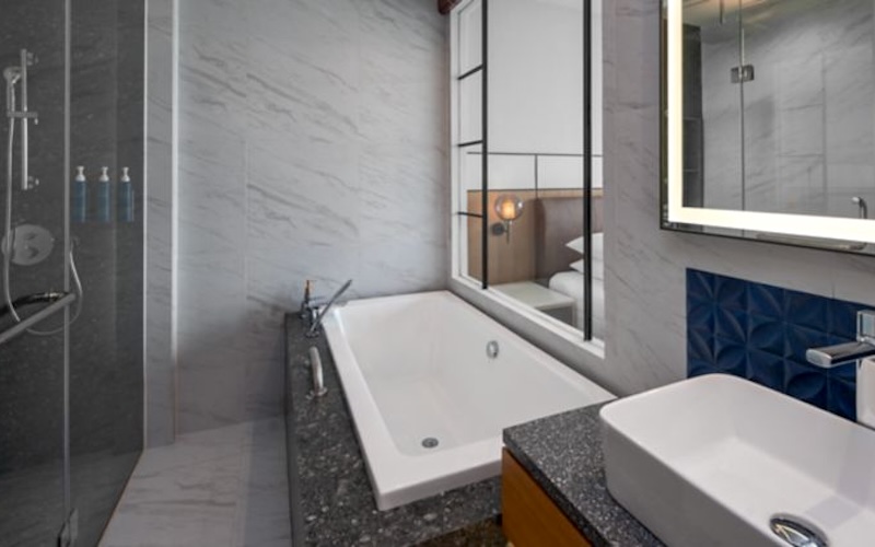 フォーポイント・ビンタンのデラックス オーシャン スイート バスルーム