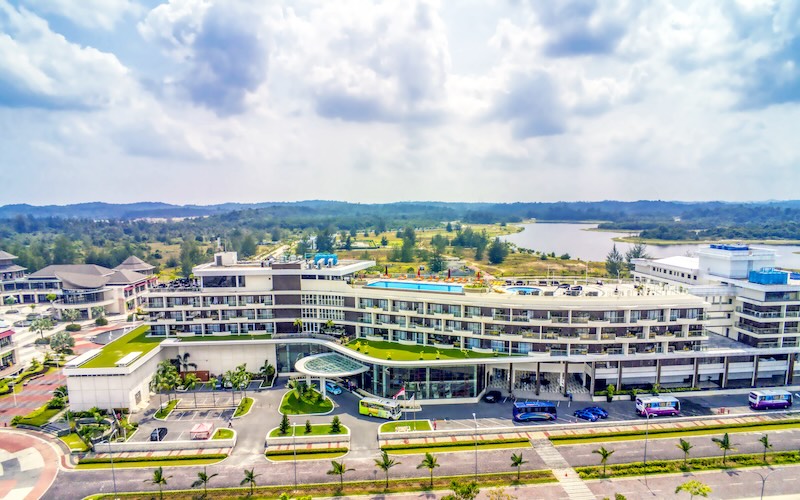 グランド ラゴイ ホテル ビンタンの外観（ラゴイ湖ビュー）