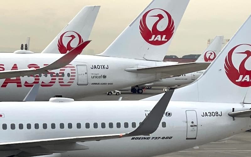 羽田空港に並ぶ日本航空（JAL）の機体