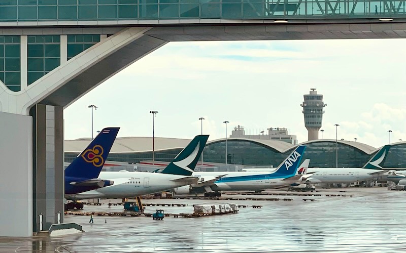 香港国際空港の駐機エリアに並ぶタイ航空・キャセイパシフィック・ANA機