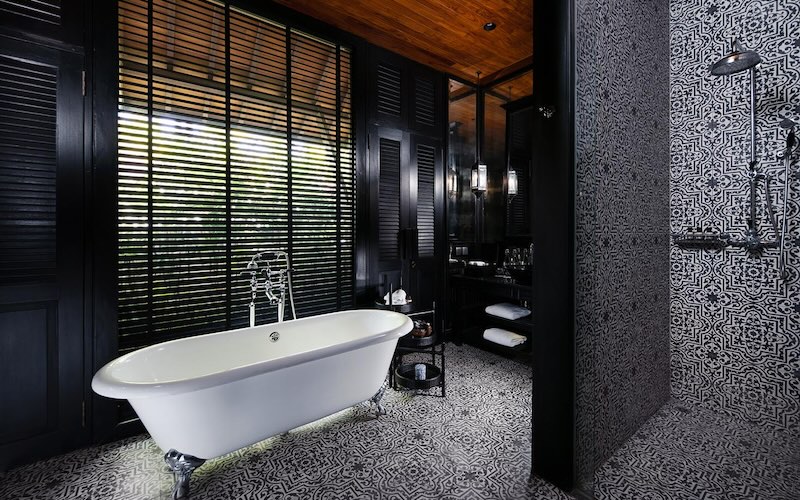 ザ・サンチャヤ・ビンタンのロワン・タイ・ヴィラ バスルーム（黒を基調とした優雅な空間）