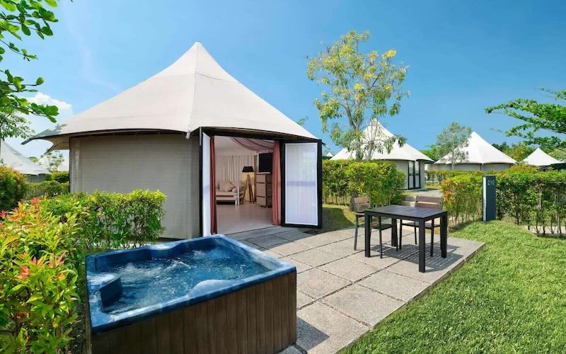 ナトラ・ビンタンの屋外ジャグジー付きテラス