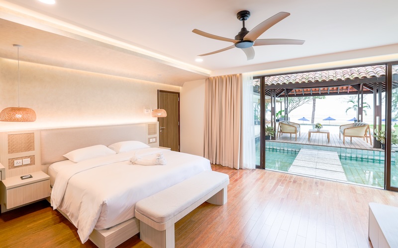 パンタイ・インダー・ラゴイ・ビンタンのプライベートプールヴィラベッドルーム