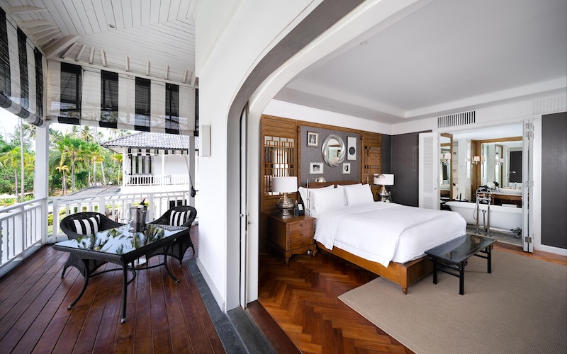 ザ・サンチャヤ・ビンタンのスイート・ベッドルームとプライベートバルコニー
