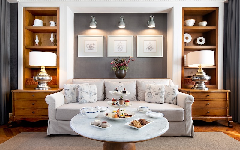 ザ・サンチャヤ・ビンタンのスイート・リビングルームで提供されるアフタヌーンティー