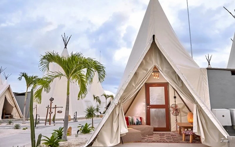 ザ・アンモン・リゾート・ビンタンのティピー外観とトロピカルガーデン