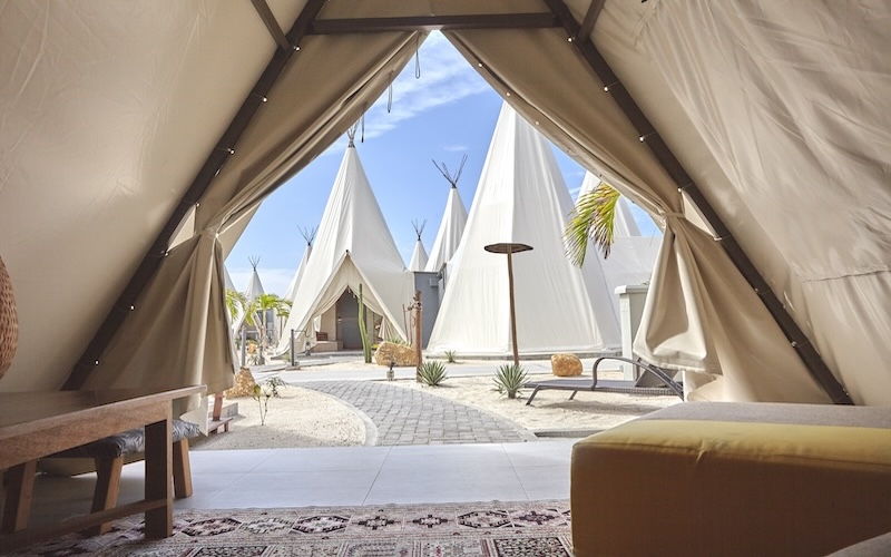 ザ・アンモン・リゾート・ビンタンの室内アメニティとローブラック