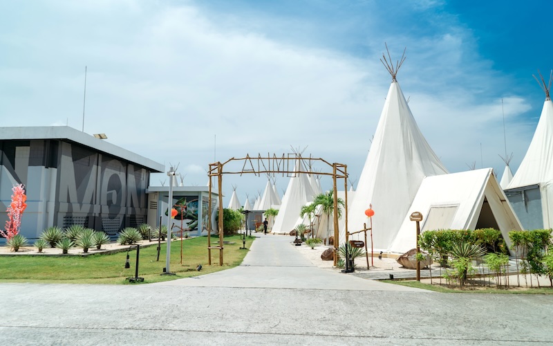 ザ・アンモン・リゾート・ビンタンのエントランスとティピーが並ぶ風景