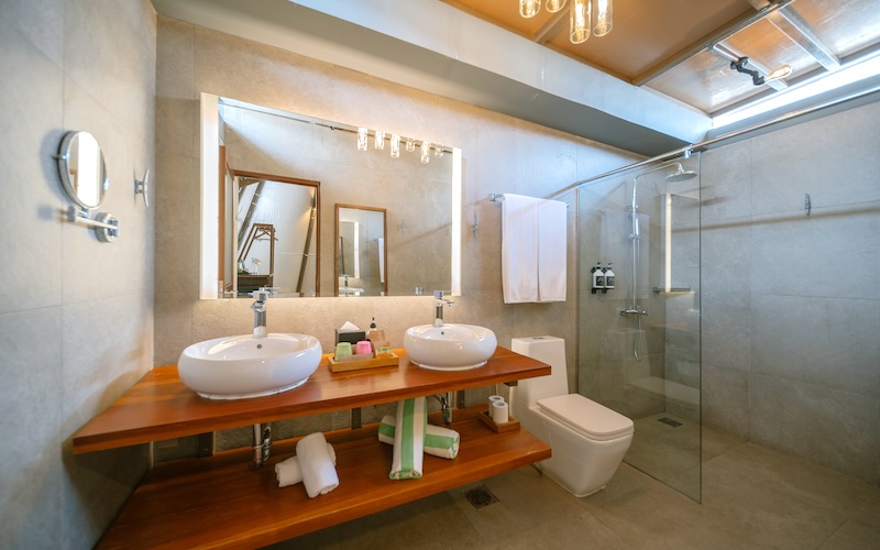 ザ・アンモン・リゾート・ビンタンのウォークインシャワー付きバスルーム