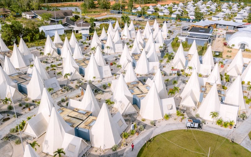 ザ・アンモン・リゾート・ビンタンのティピー型テント群とラグーンの全景