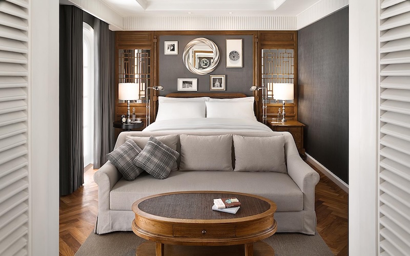 ザ・サンチャヤ・ビンタンのベランダ・スイート ベッドルームとソファスペース